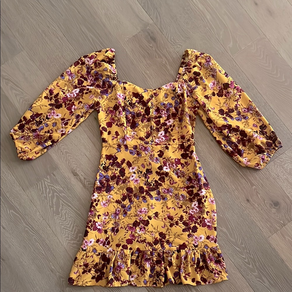 Scoop yellow dress with flowers. Size:S(4-6). Gently Used.